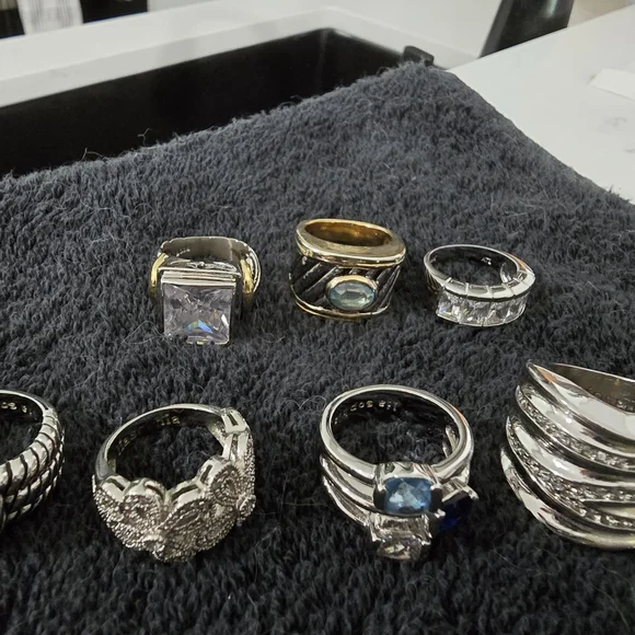 7 RINGS - Picture 2 of 3